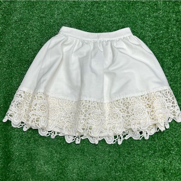 Express White Lace Embroidered Trim Mini Skirt Size 2 NWT - Picture 1 of 8